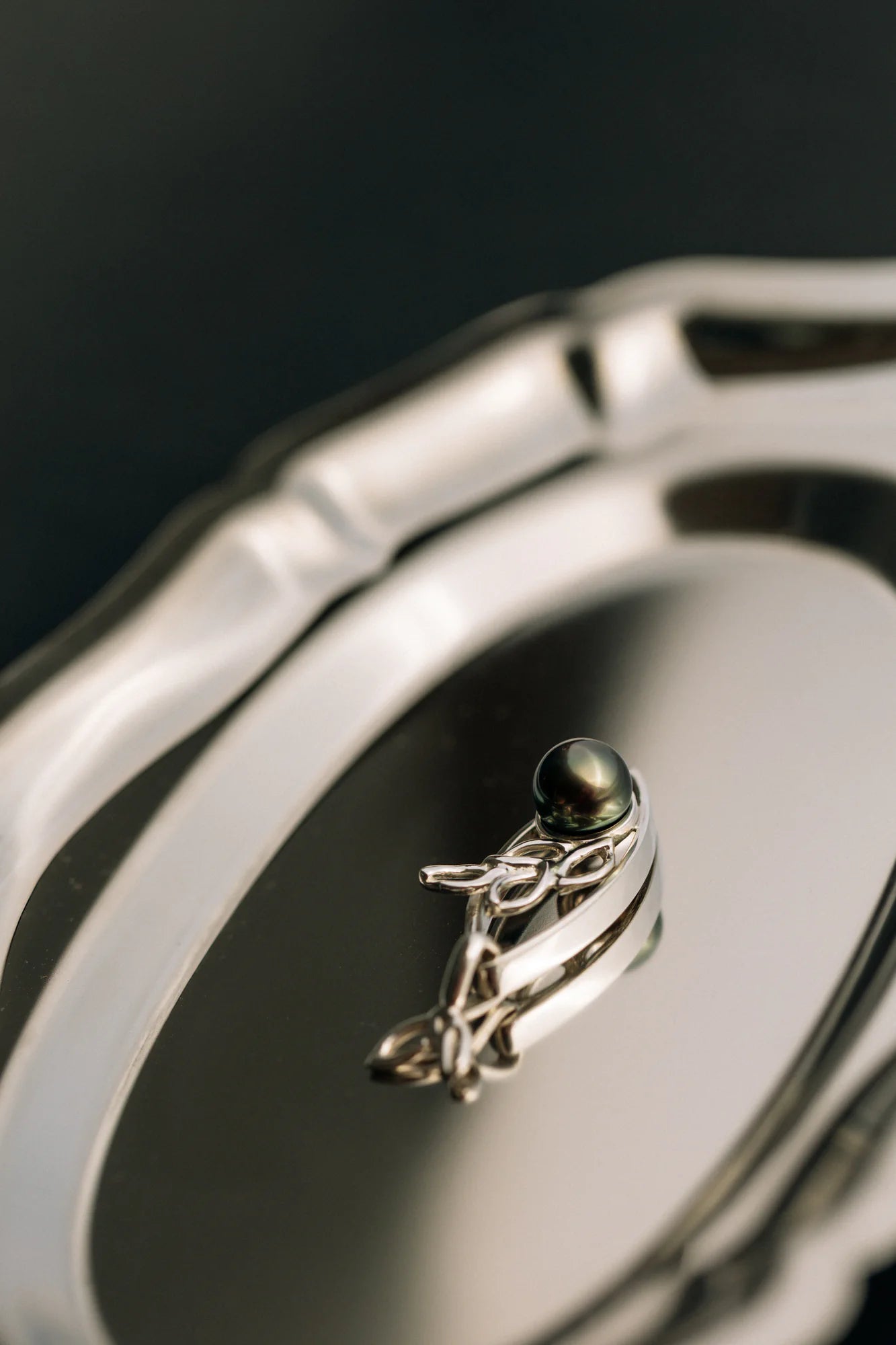 Pendentif Mata'i'oa, de la collection Lagon, shooting Spring Summer 2026 | Honu