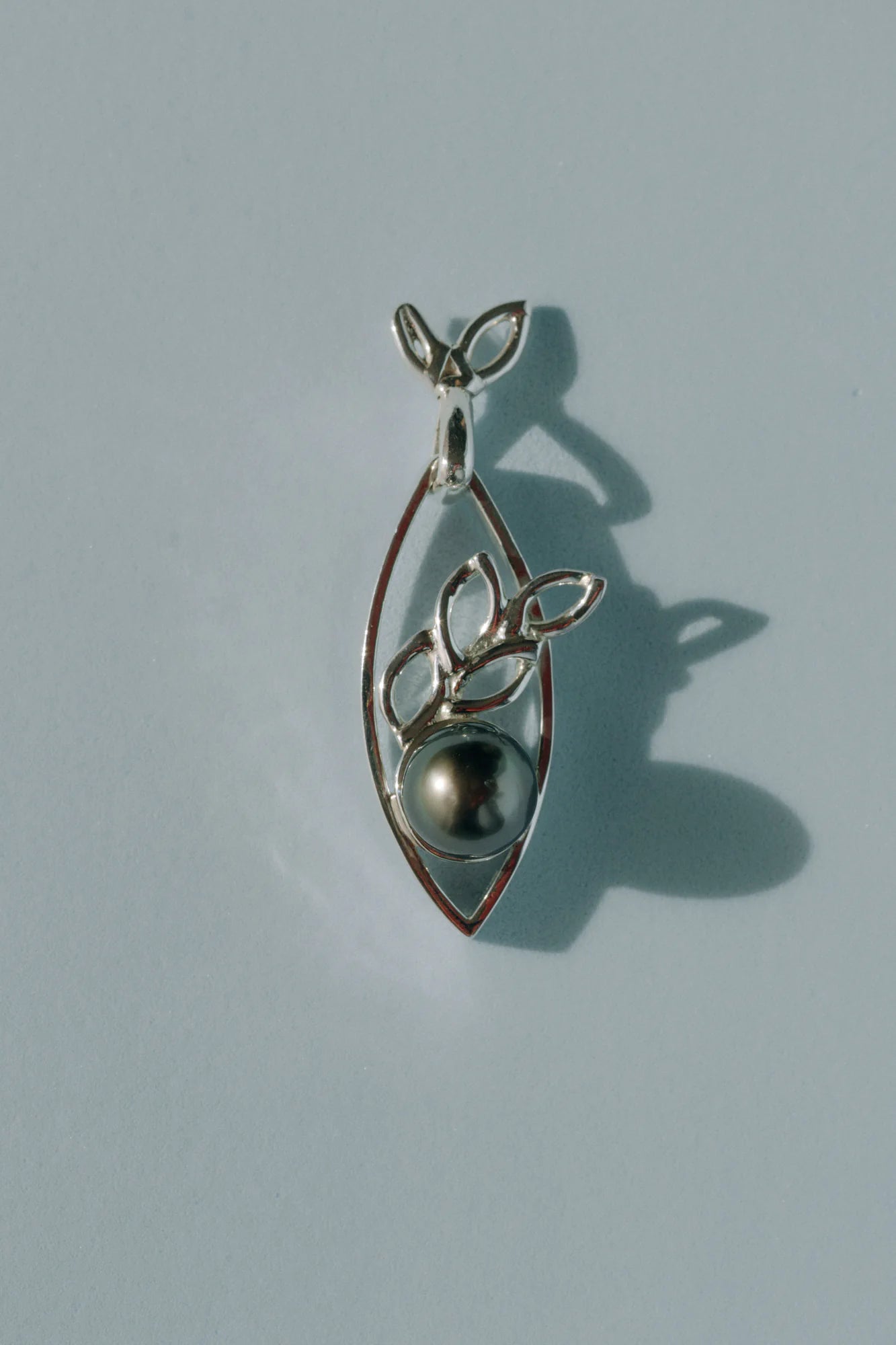 Pendentif Mata'i'oa, de la collection Lagon, shooting Spring Summer 2026 | Honu