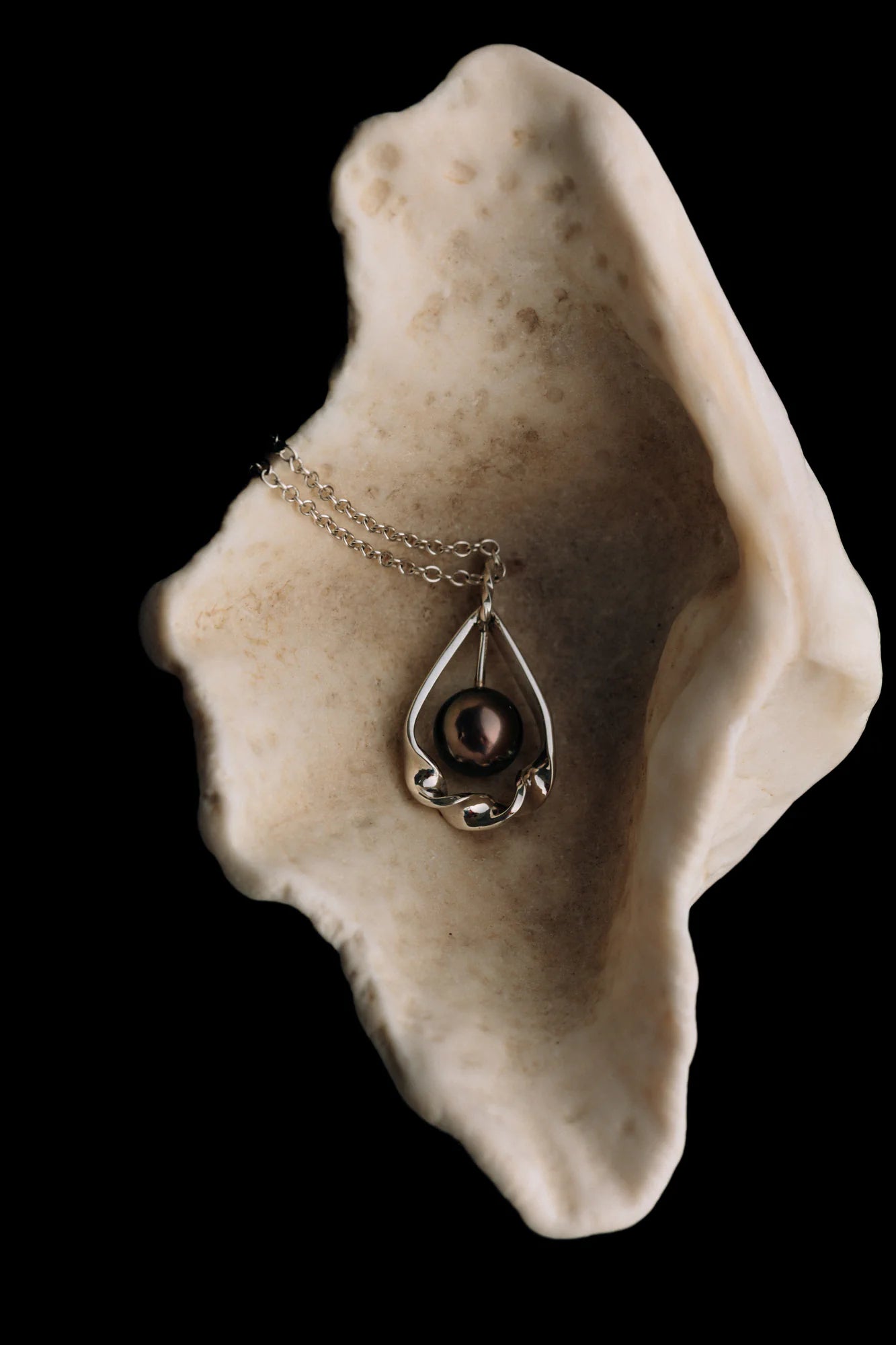 Pendentif TāMahana, de la collection Lagon, shooting Spring Summer 2026 | Honu