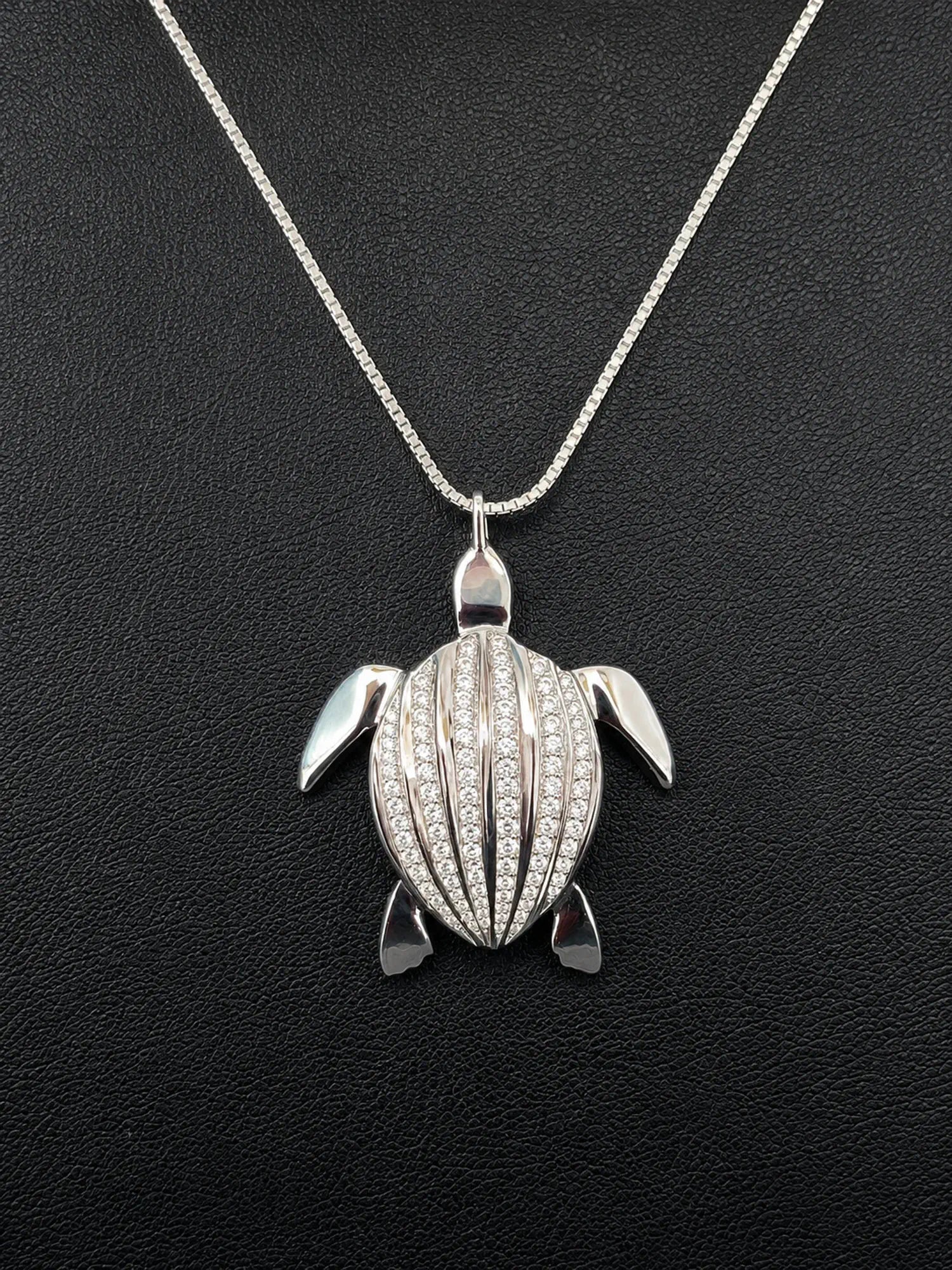 Pendentif Totem Luth, tortue luth en argent pavée de diamants naturels, sur chaîne maille vénitienne | Honu