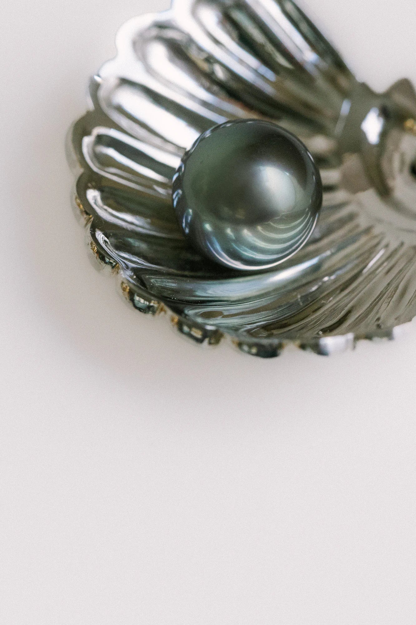 Pendentif Vaihau en gros plan, de la collection Lagon, shooting Spring Summer 2026 | Honu