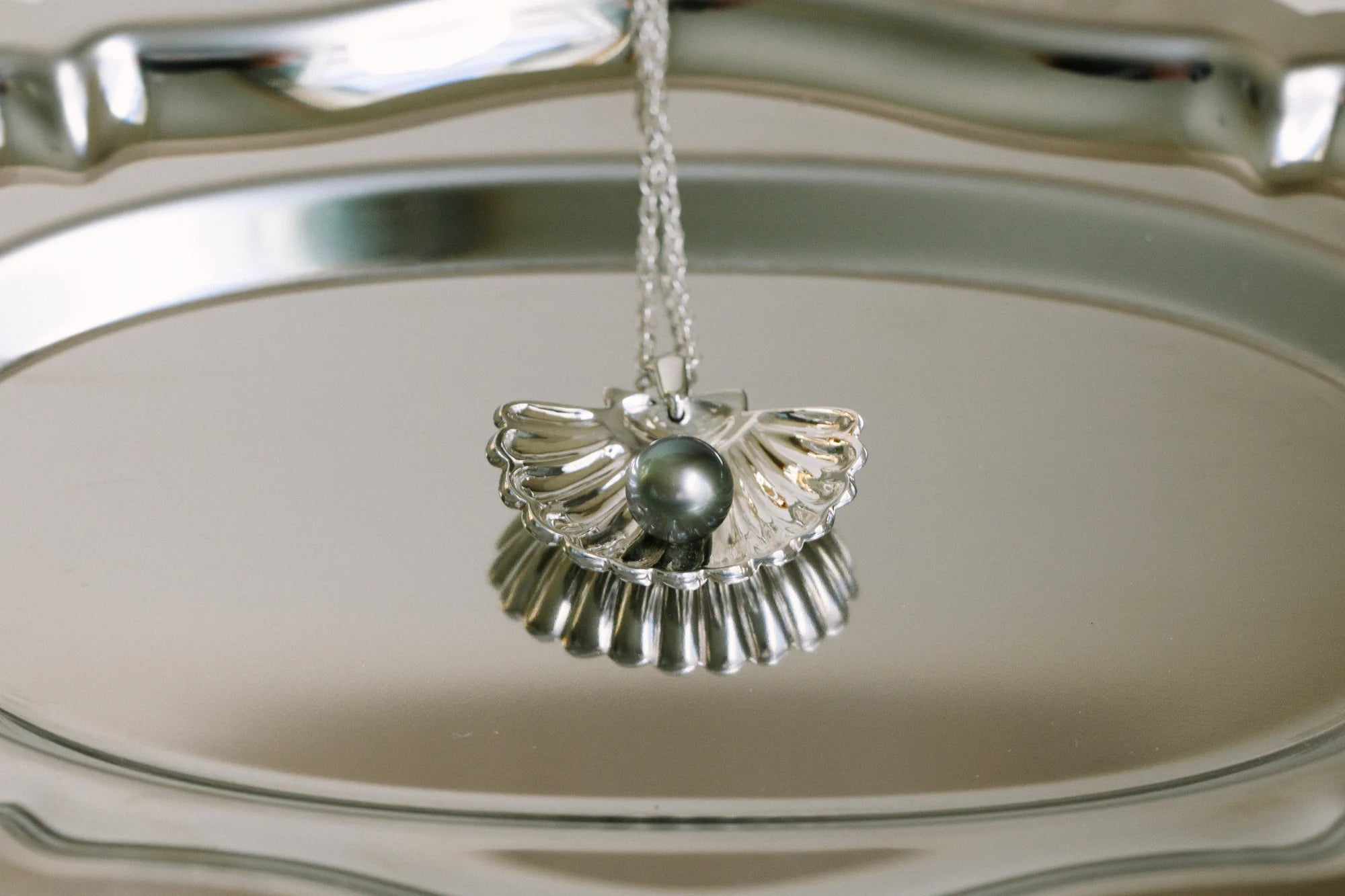 Pendentif Vaihau, de la collection Lagon, shooting Spring Summer 2026 | Honu