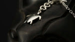Pendentif tortue en argent massif 925 sur chaîne, gros plan fond noir | Honu