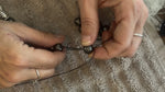 Mains d artisane bijoutiere enfilant des perles de Tahiti, geste artisanal de precision