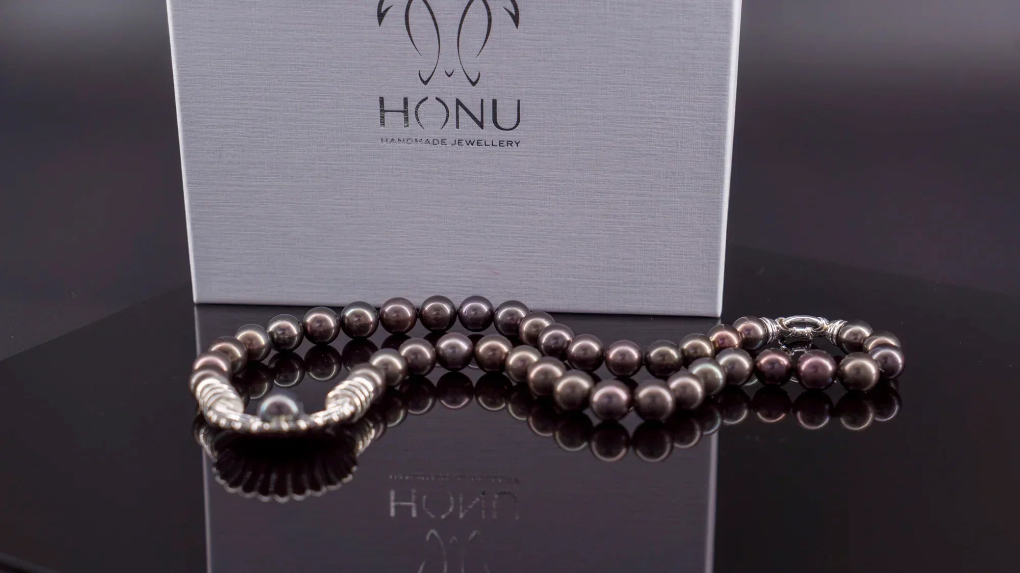 Collier de perles de Tahiti noires avec fermoir en argent 925 dans un écrin | Honu