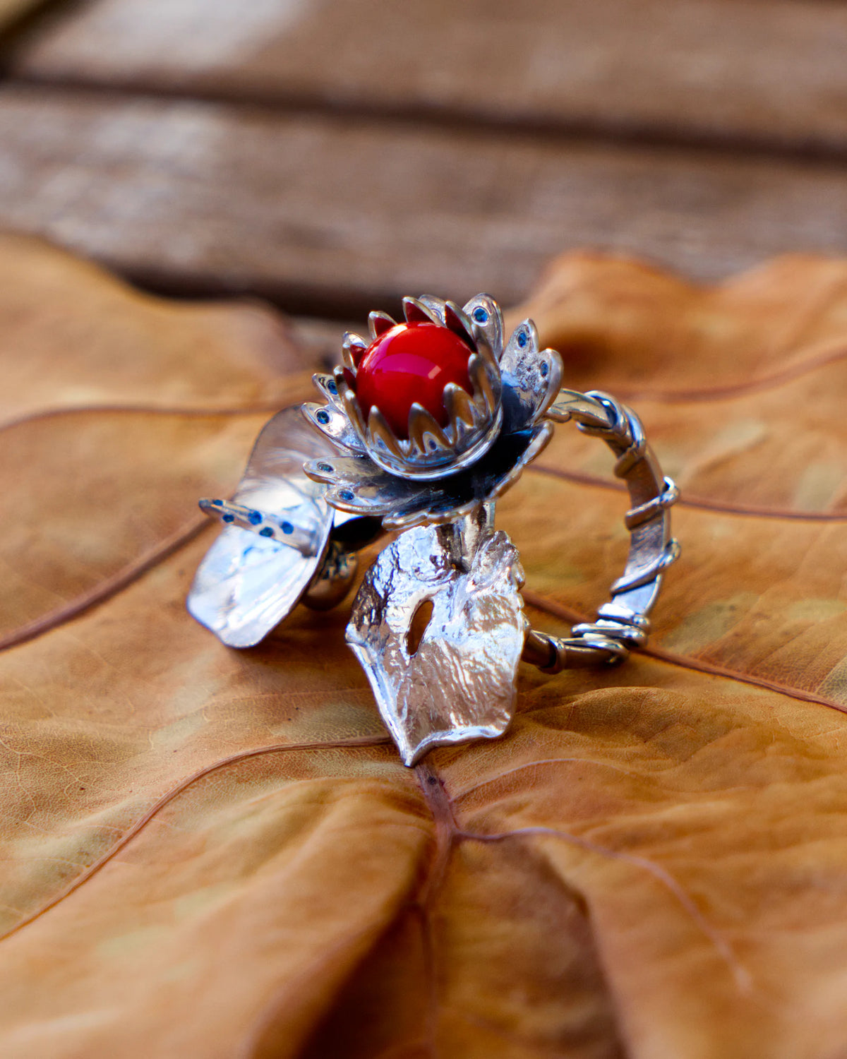La bague Alice, argent massif 950 ‰ rhodié, perle de corail rouge de Méditerranée et saphirs bleus, de la collection Caprice | Honu