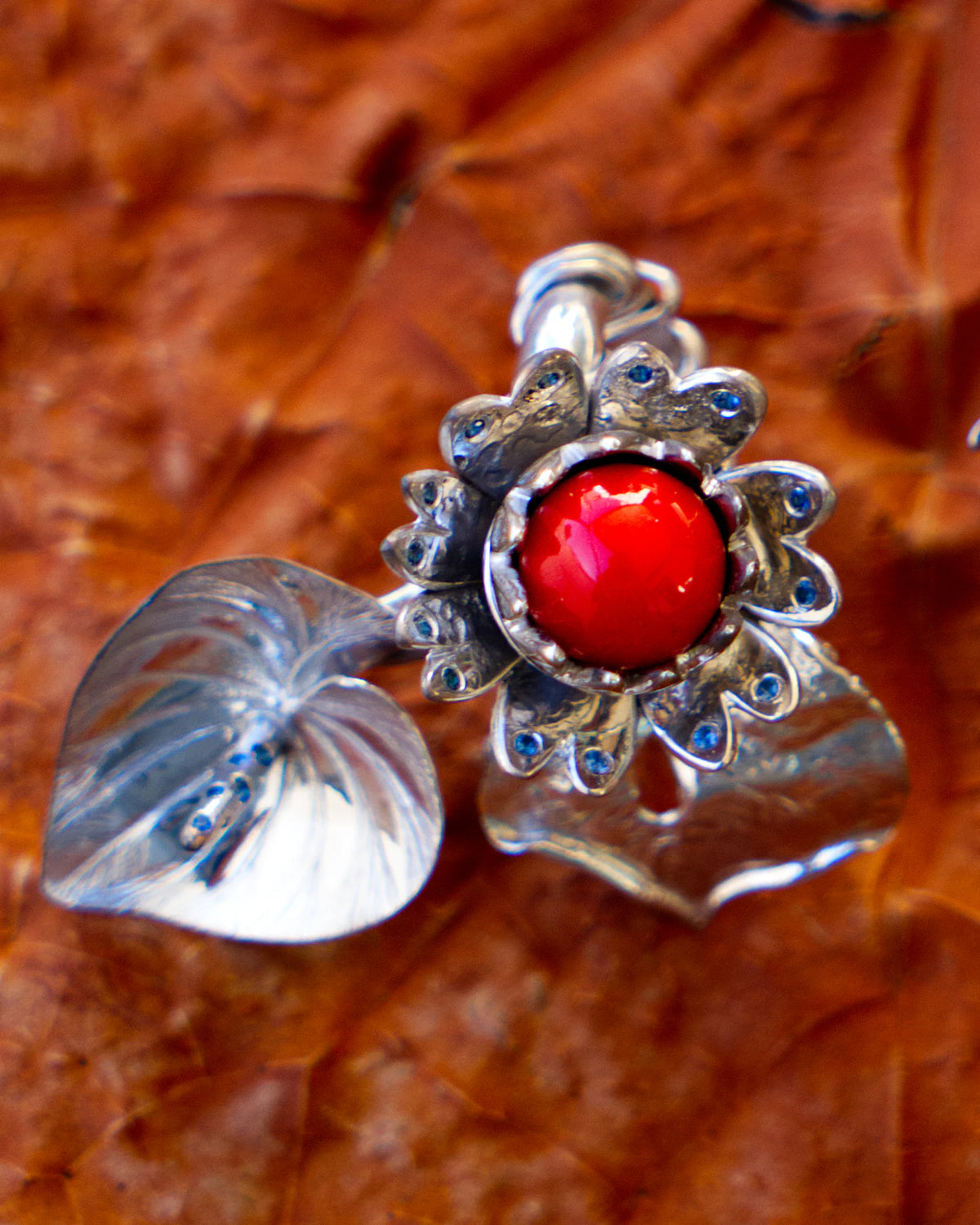 La bague Alice, argent massif 950 ‰ rhodié, perle de corail rouge de Méditerranée et saphirs bleus, de la collection Caprice | Honu