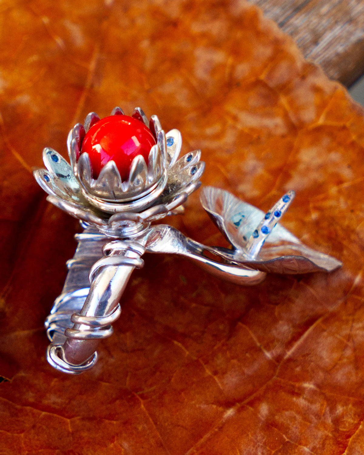 La bague Alice, argent massif 950 ‰ rhodié, perle de corail rouge de Méditerranée et saphirs bleus, de la collection Caprice | Honu
