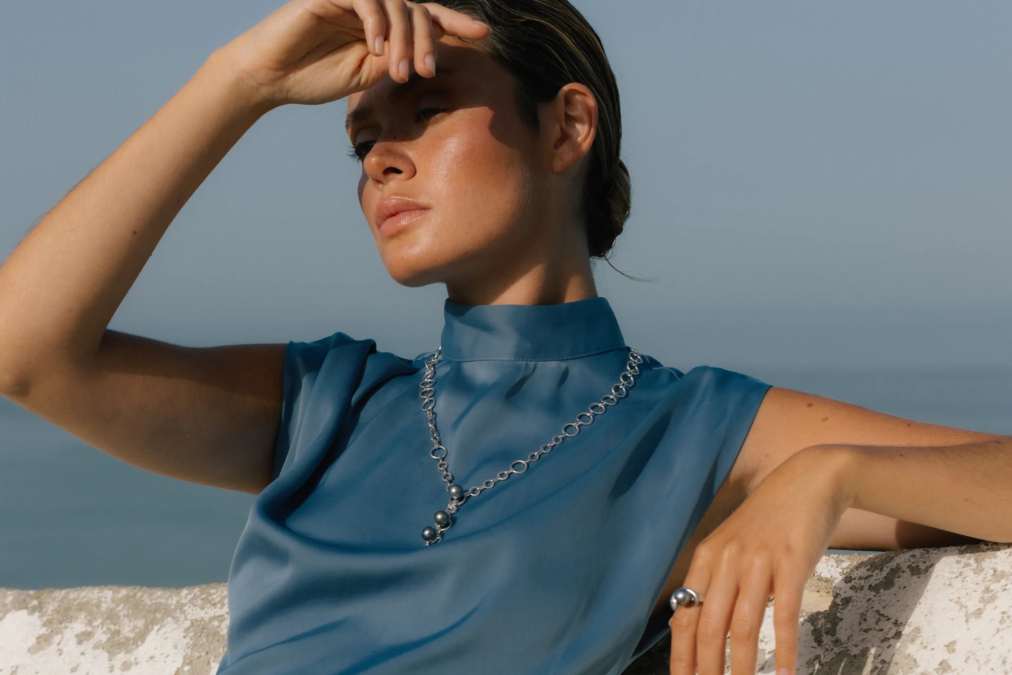 Bague Alien et autres pièces Honu porté, de la collection Brut., shooting Spring Summer 2026 | Honu