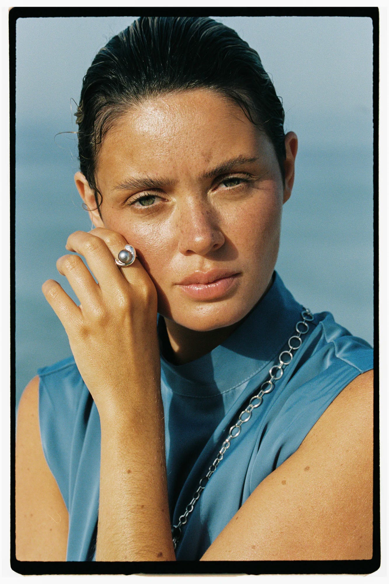 Bague Alien porté, de la collection Brut., shooting Spring Summer 2026 | Honu
