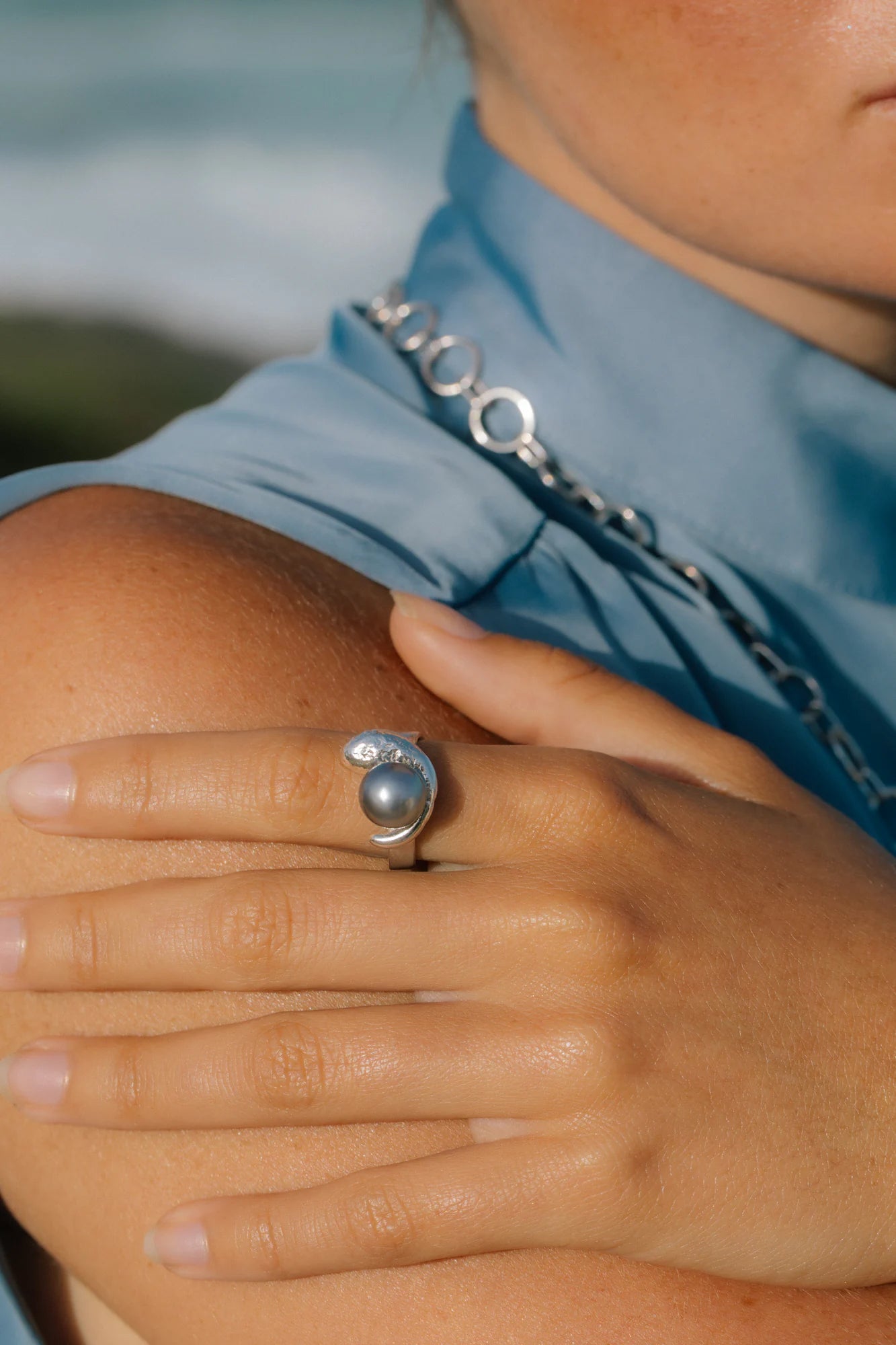 Bague Alien en gros plan, de la collection Brut., shooting Spring Summer 2026 | Honu