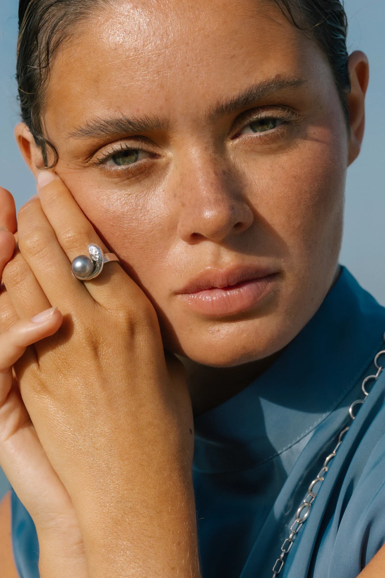 Bague Alien porté, de la collection Brut., shooting Spring Summer 2026 | Honu