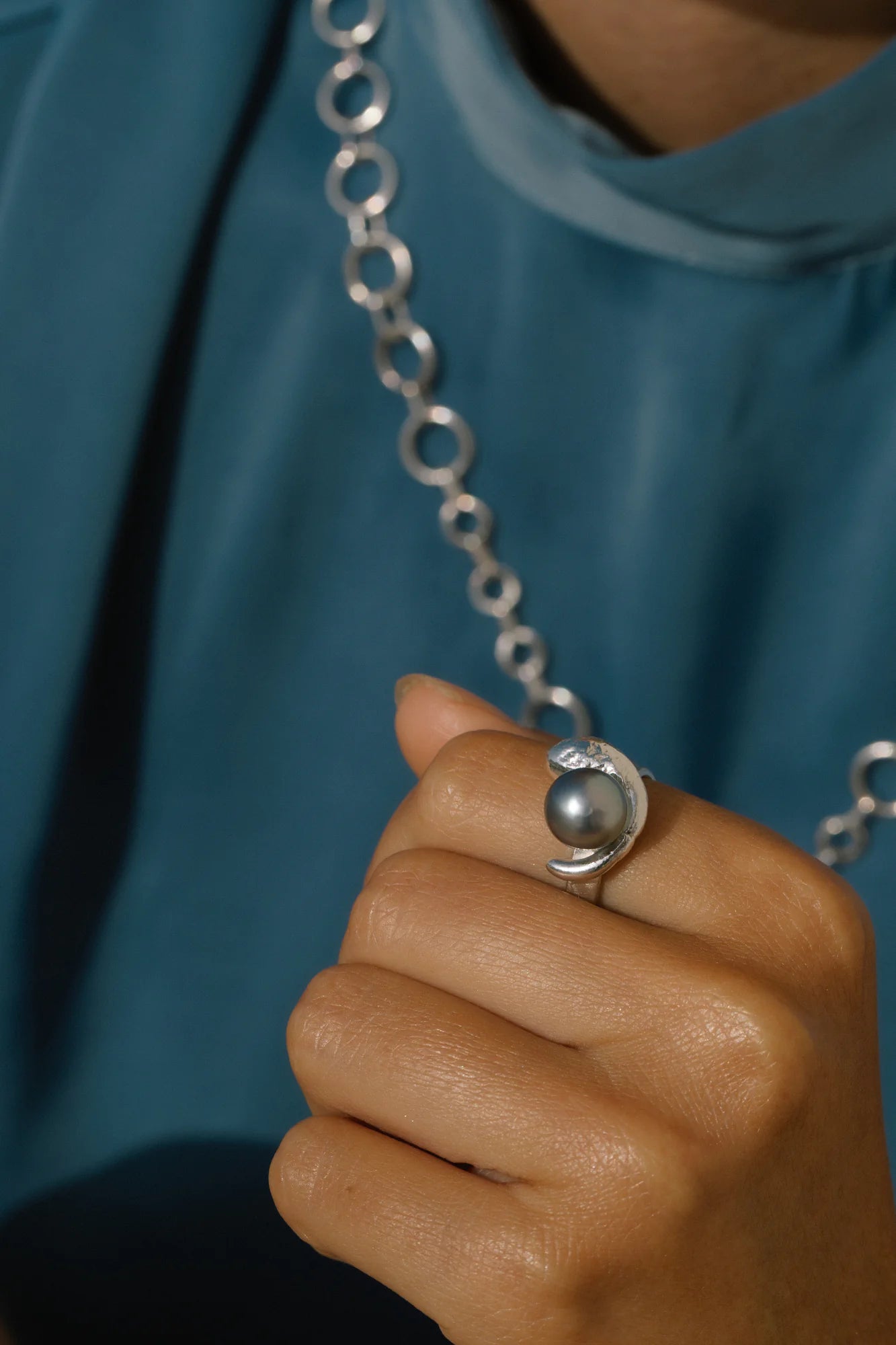 Bague Alien en gros plan, de la collection Brut., shooting Spring Summer 2026 | Honu