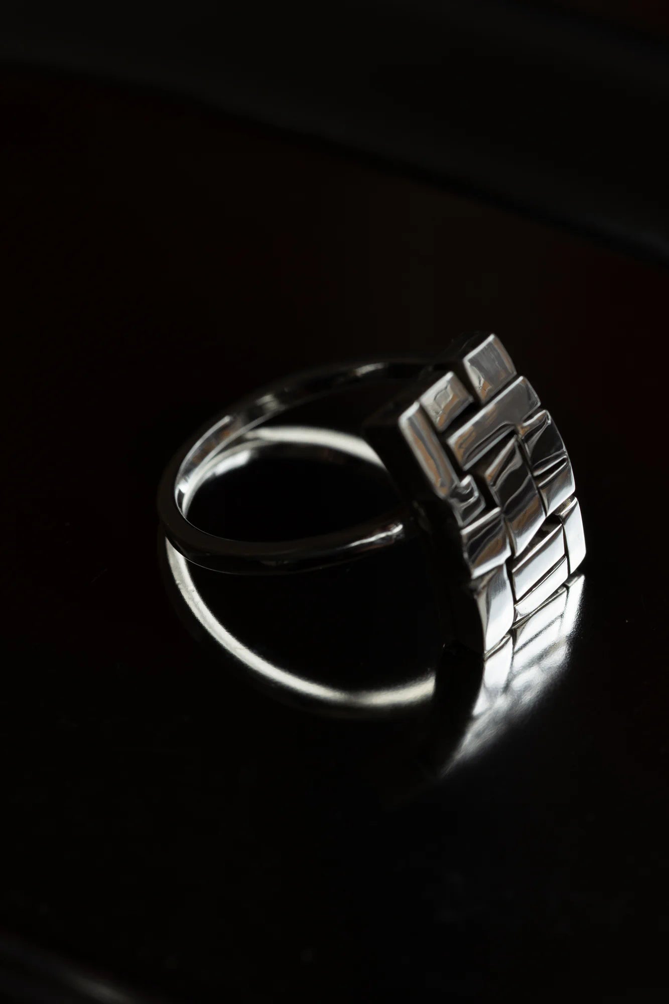 Bague Block B. en gros plan, de la collection Joséphine B., shooting Spring Summer 2026 | Honu