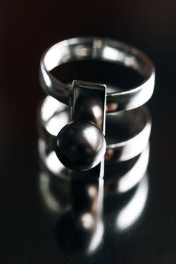 Bague Flappers en gros plan en noir et blanc, de la collection Joséphine B., shooting Spring Summer 2026 | Honu