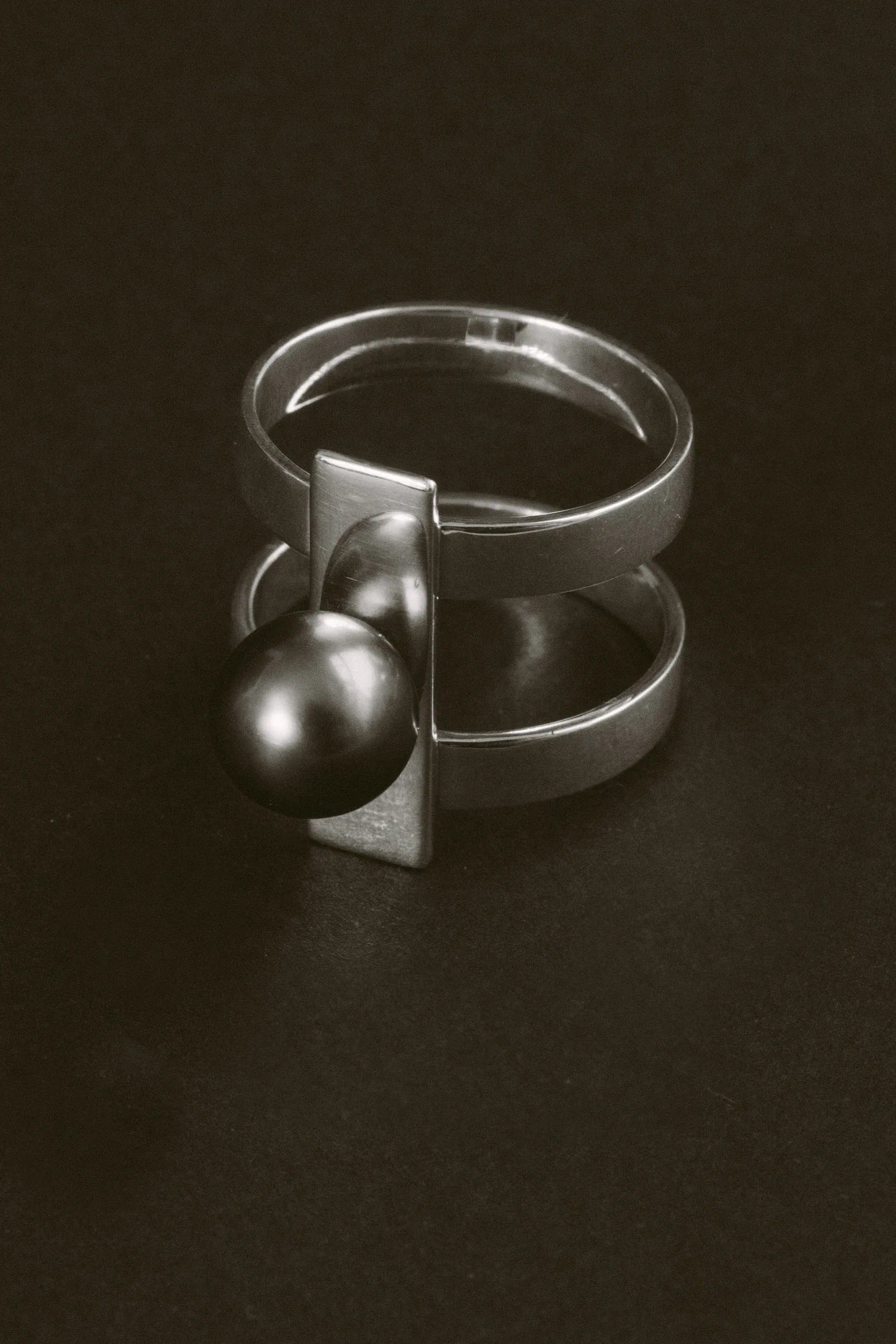 Bague Flappers en gros plan en noir et blanc, de la collection Joséphine B., shooting Spring Summer 2026 | Honu