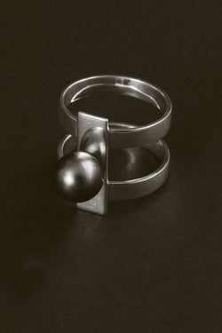 Bague Flappers en gros plan en noir et blanc, de la collection Joséphine B., shooting Spring Summer 2026 | Honu