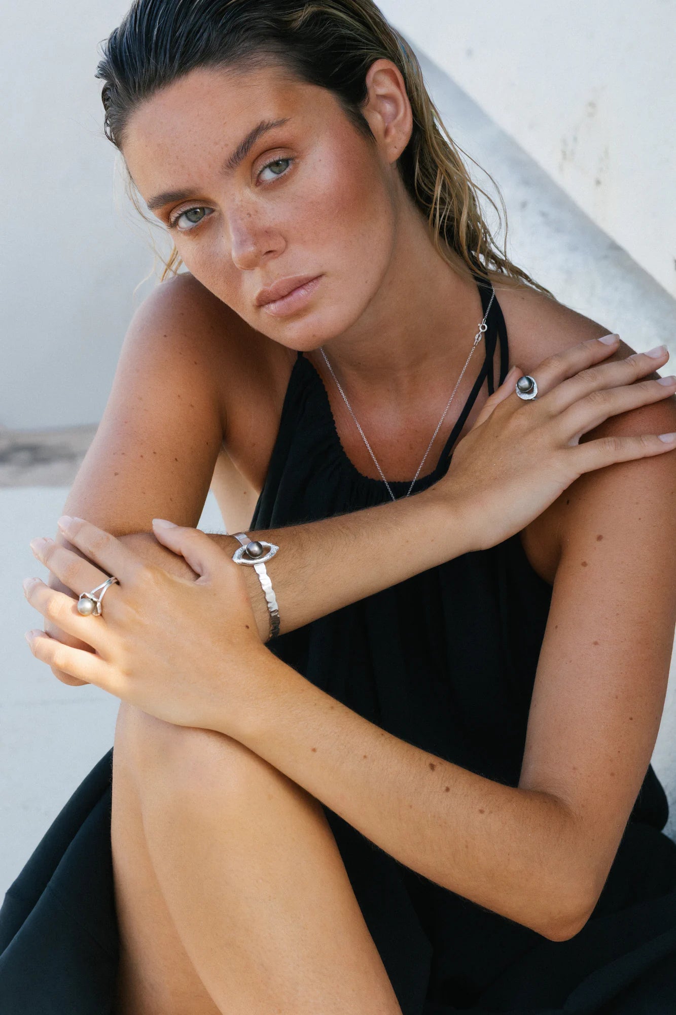 Bague Meteor et autres pièces Honu porté, de la collection Brut., shooting Spring Summer 2026 | Honu