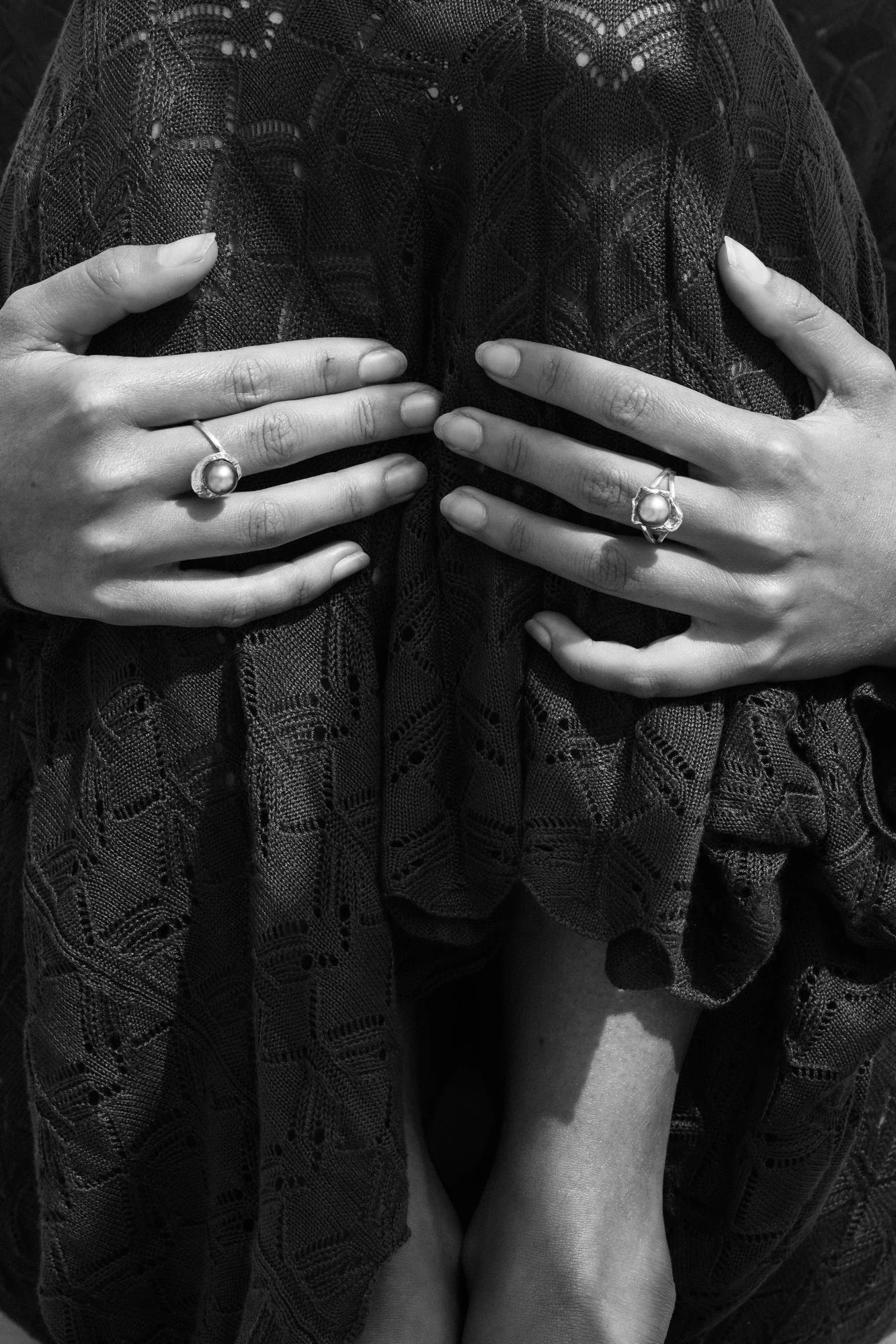 Bague Meteor et autres pièces Honu en gros plan en noir et blanc, de la collection Brut., shooting Spring Summer 2026 | Honu