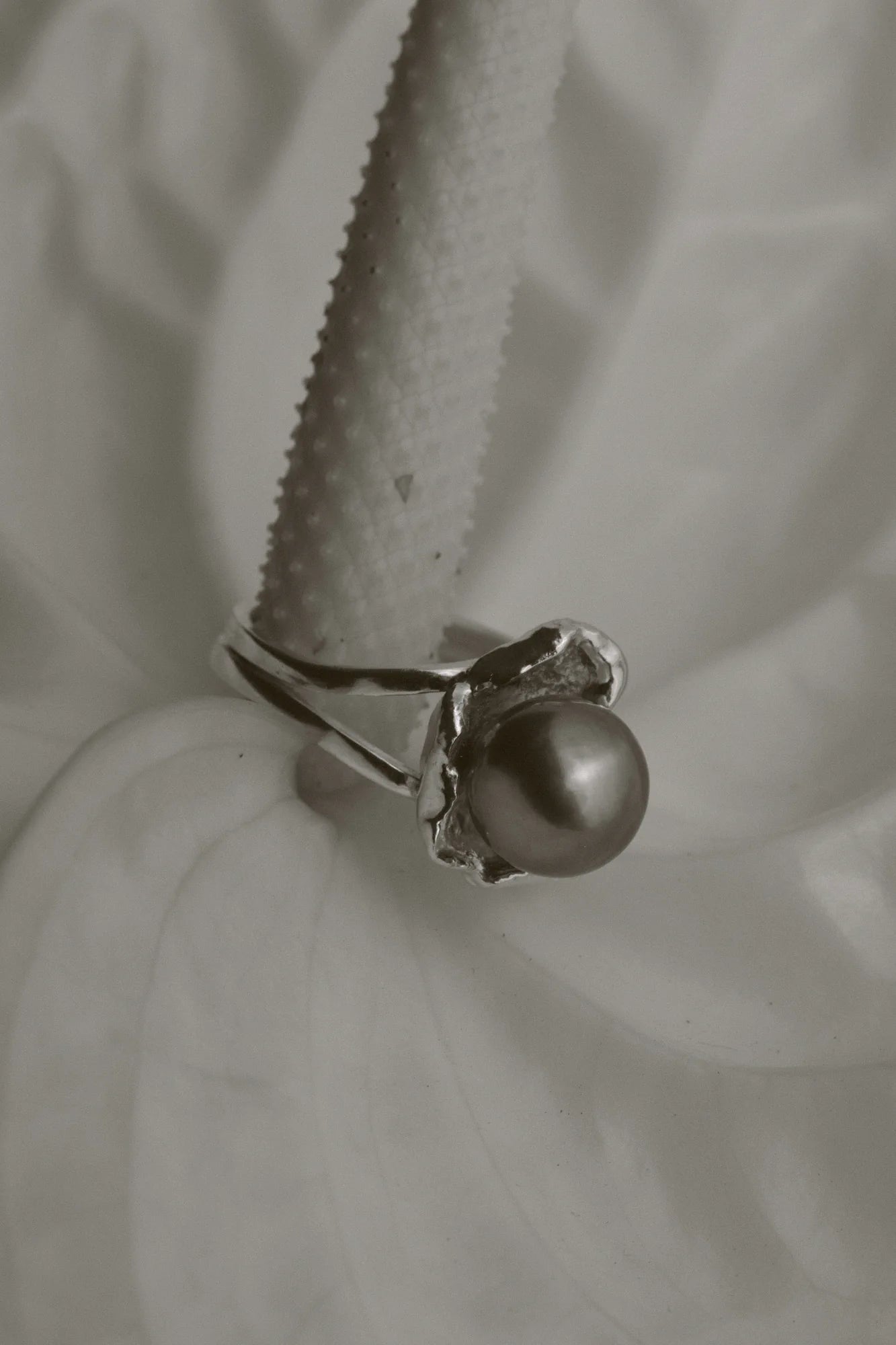 Bague Nui'i'a en gros plan en noir et blanc, de la collection Lagon, shooting Spring Summer 2026 | Honu