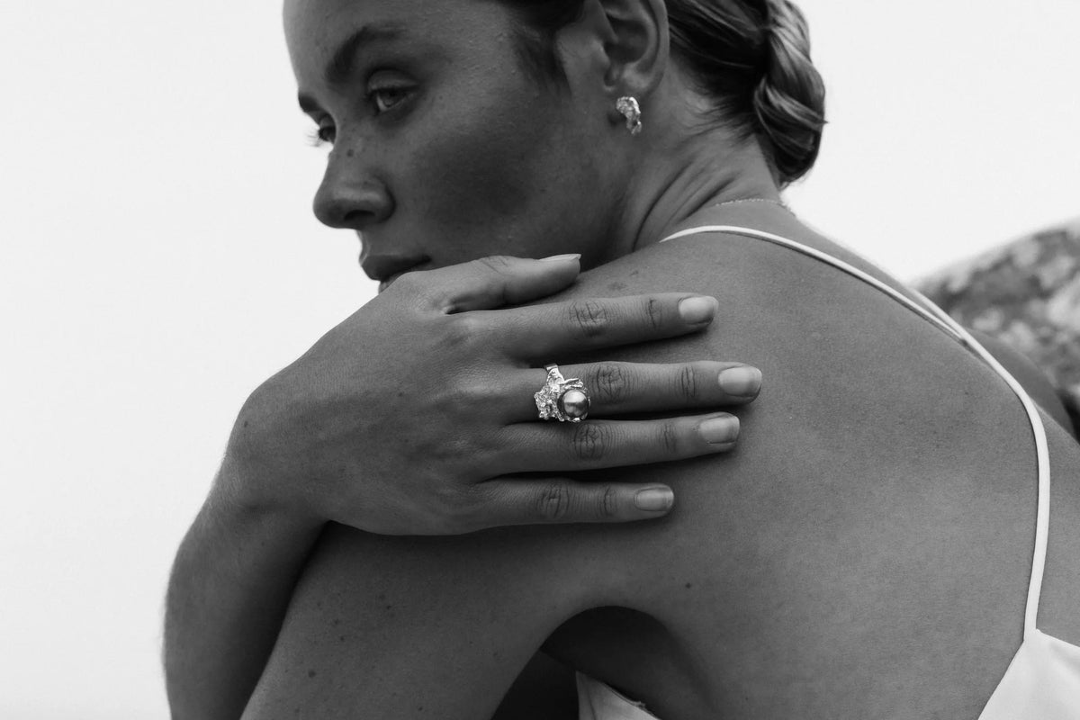 Bague Origine porté en noir et blanc, de la collection Brut., shooting Spring Summer 2026 | Honu