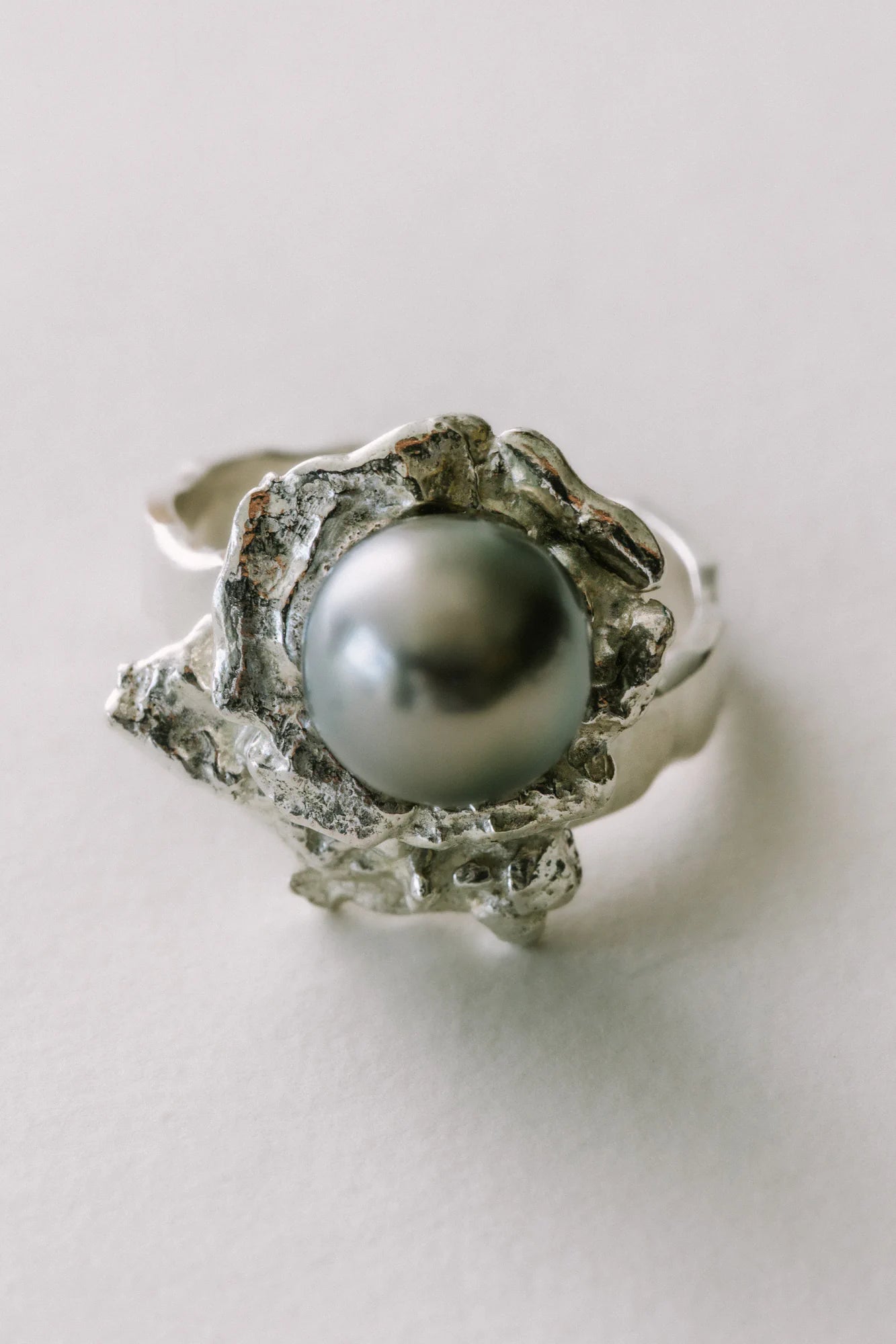 Bague Origine en gros plan, de la collection Brut., shooting Spring Summer 2026 | Honu