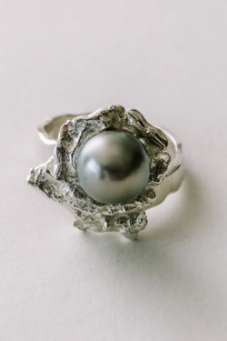Bague Origine en gros plan, de la collection Brut., shooting Spring Summer 2026 | Honu