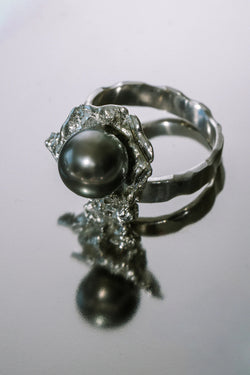 Bague Origine en gros plan, de la collection Brut., shooting Spring Summer 2026 | Honu