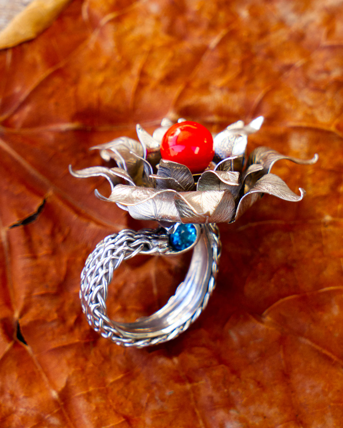 La bague Suzy, argent massif 950 ‰ rhodié, perle de corail rouge de Méditerranée et topazes bleues, de la collection Caprice | Honu