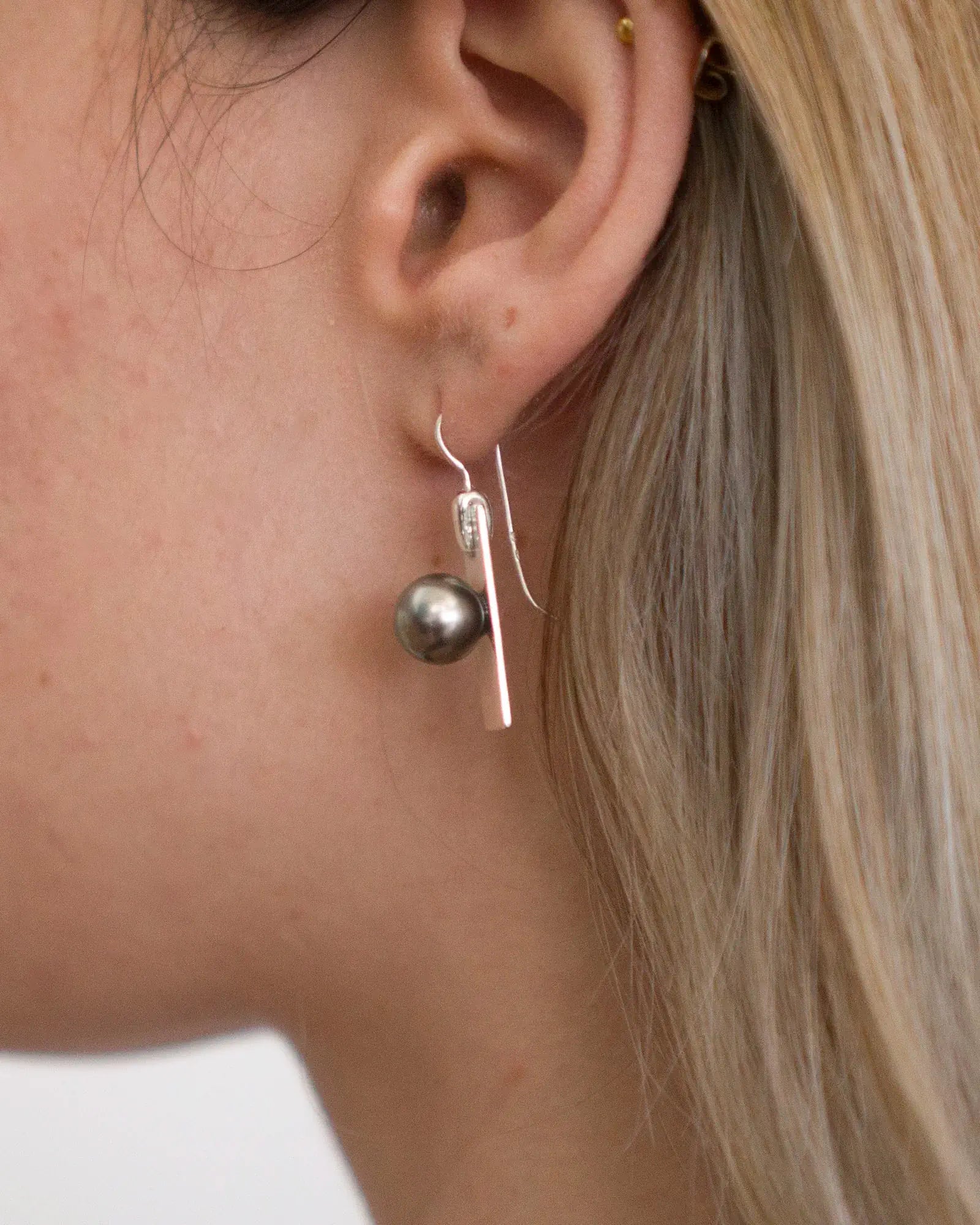 Boucles d'Oreilles Flappers argent 925 perle de Tahiti Collection Josephine B vue latérale