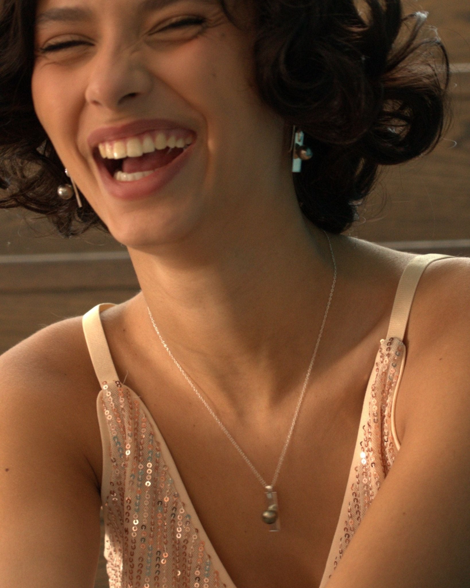 Boucles oreilles Flappers portées modèle effet balancier mouvement | Honu Handmade Jewellery