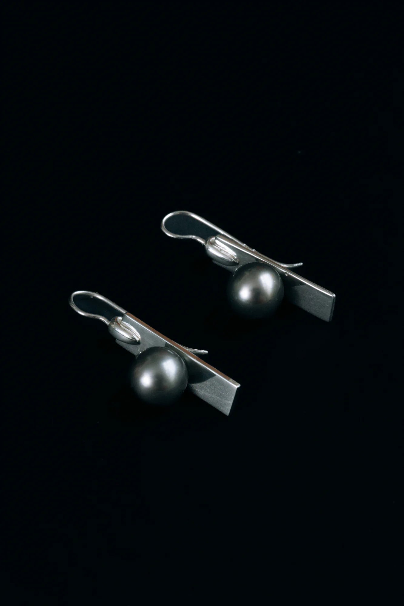 Boucles d'Oreilles Flappers, de la collection Joséphine B., shooting Spring Summer 2026 | Honu