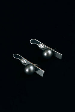 Boucles d'Oreilles Flappers, de la collection Joséphine B., shooting Spring Summer 2026 | Honu