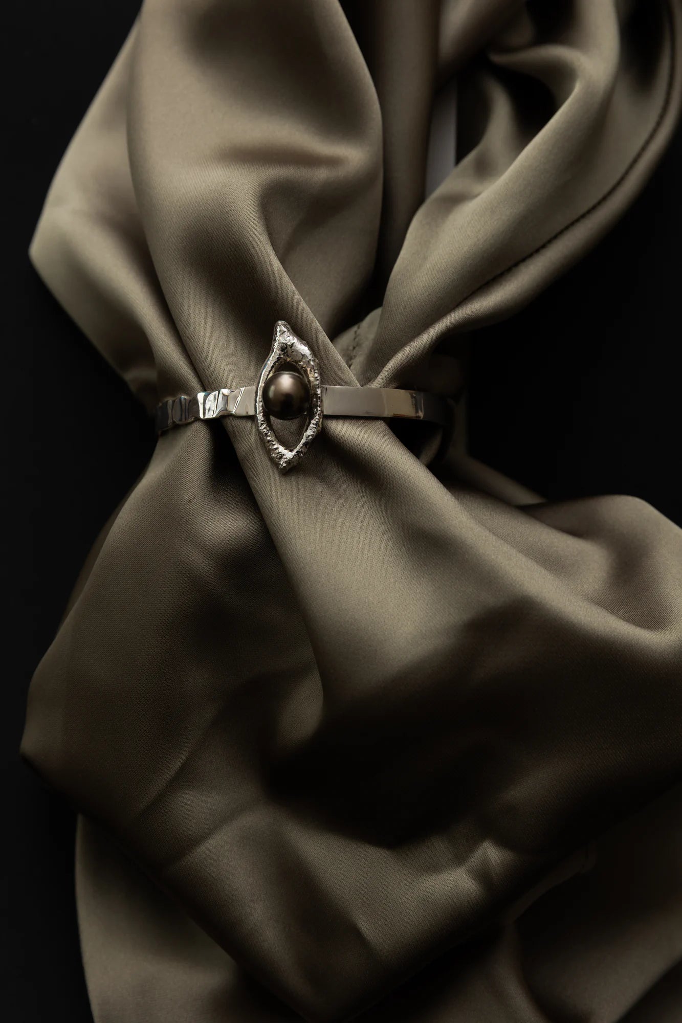 Bracelet Iris, de la collection Brut., shooting Spring Summer 2026 | Honu