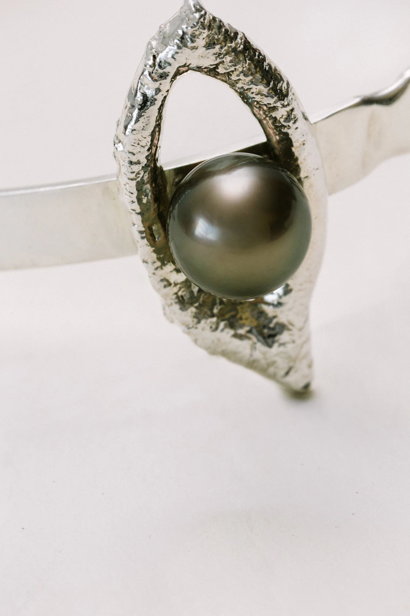 Bracelet Iris en gros plan, de la collection Brut., shooting Spring Summer 2026 | Honu