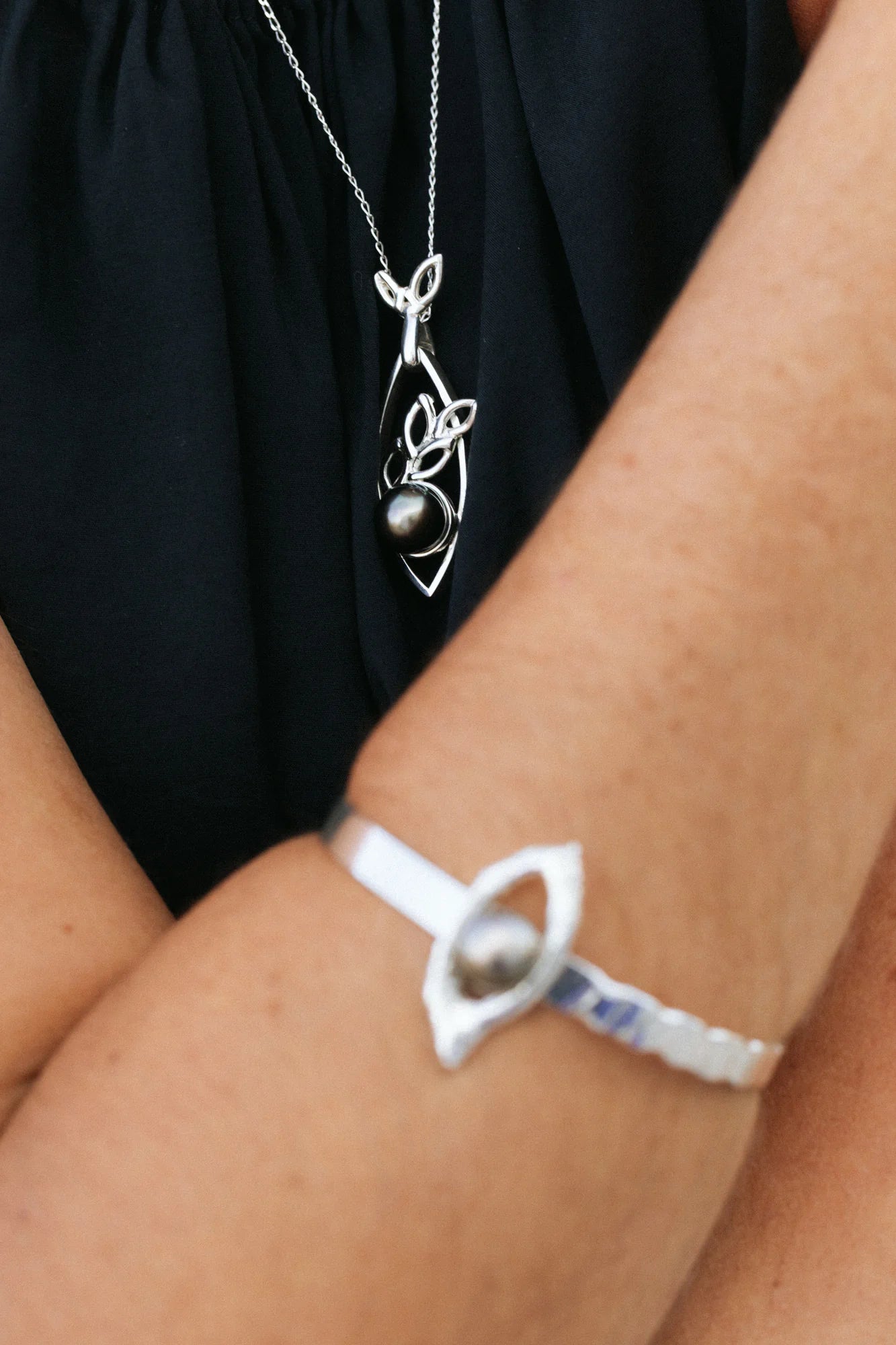 Bracelet Iris et autres pièces Honu en gros plan, de la collection Brut., shooting Spring Summer 2026 | Honu