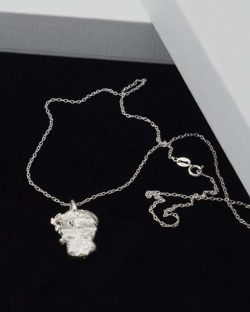 Détail calavera Pendentif Catrina sculpture artisanale argent massif | Honu Handmade Jewellery