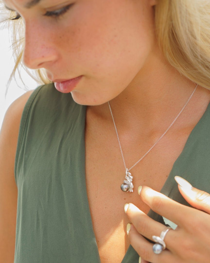 Pendentif Magma porté argent 925 perle Tahiti design lave en fusion | Honu Handmade Jewellery