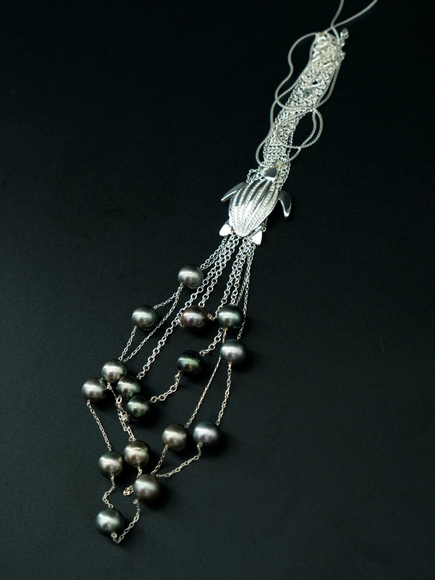 Le pendentif tortue Luth en argent et ses chaînes de perles de Tahiti en cascade, collection Instinct | Honu