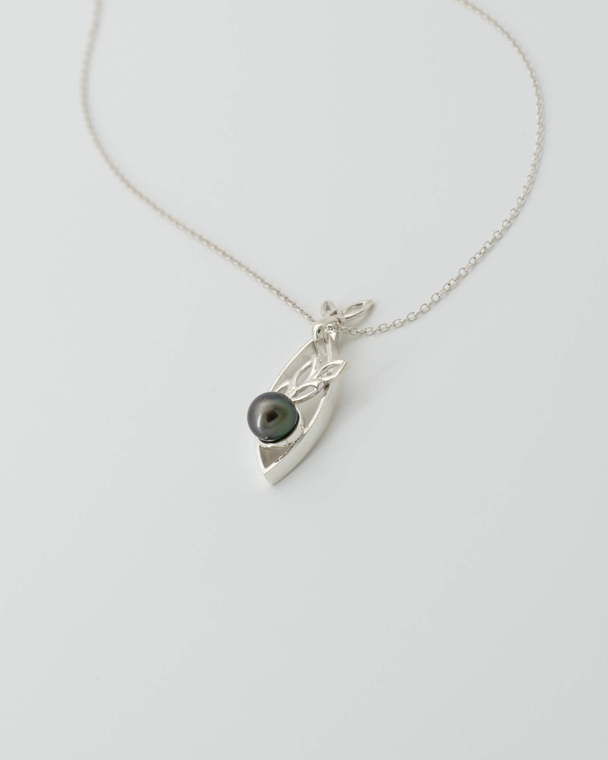 Détail bélière queue poisson fil argent fin Pendentif Mata'i'oa | Honu Handmade Jewellery