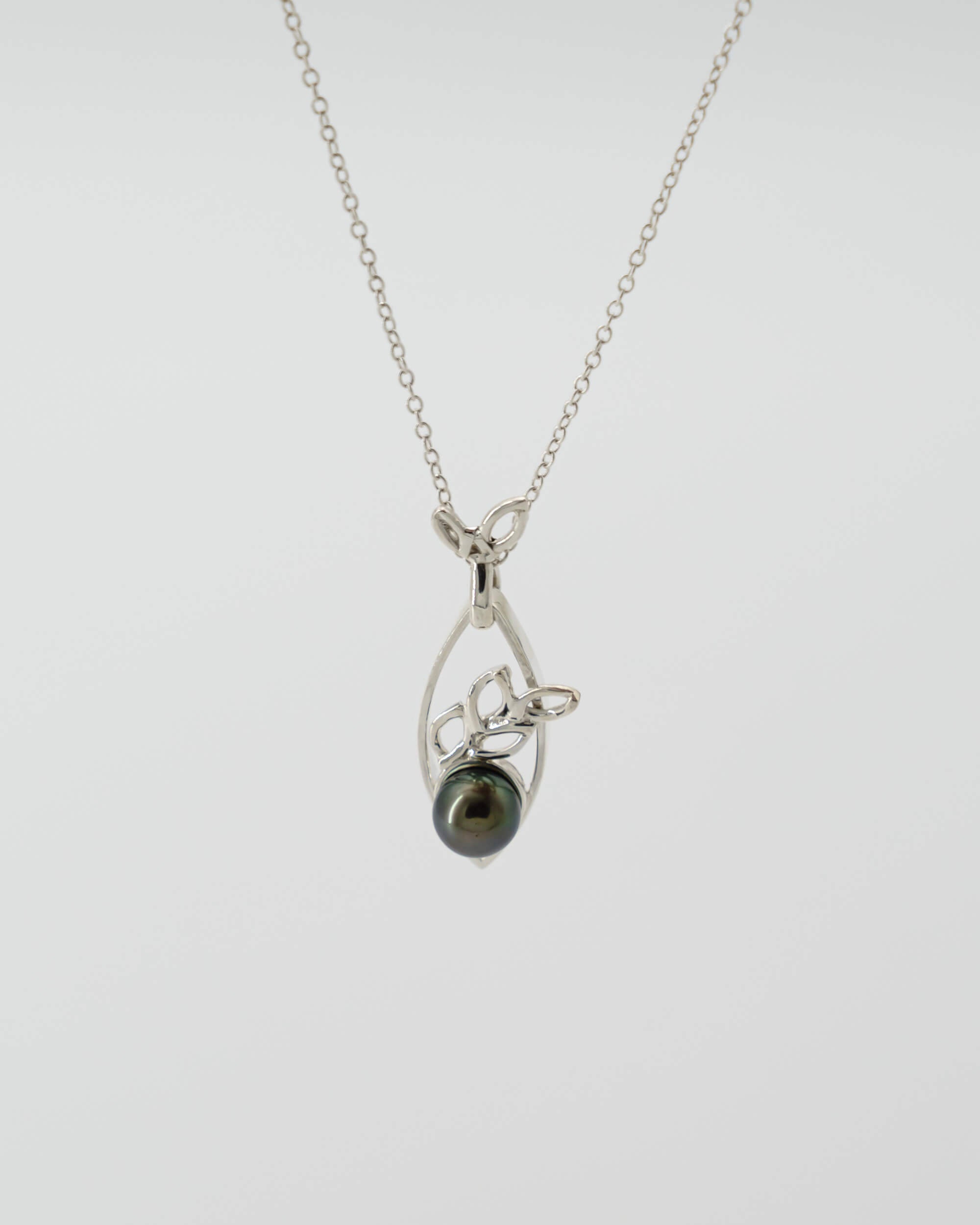 Zoom perle Tahiti œil poisson lustre profond Pendentif Mata'i'oa | Honu Handmade Jewellery