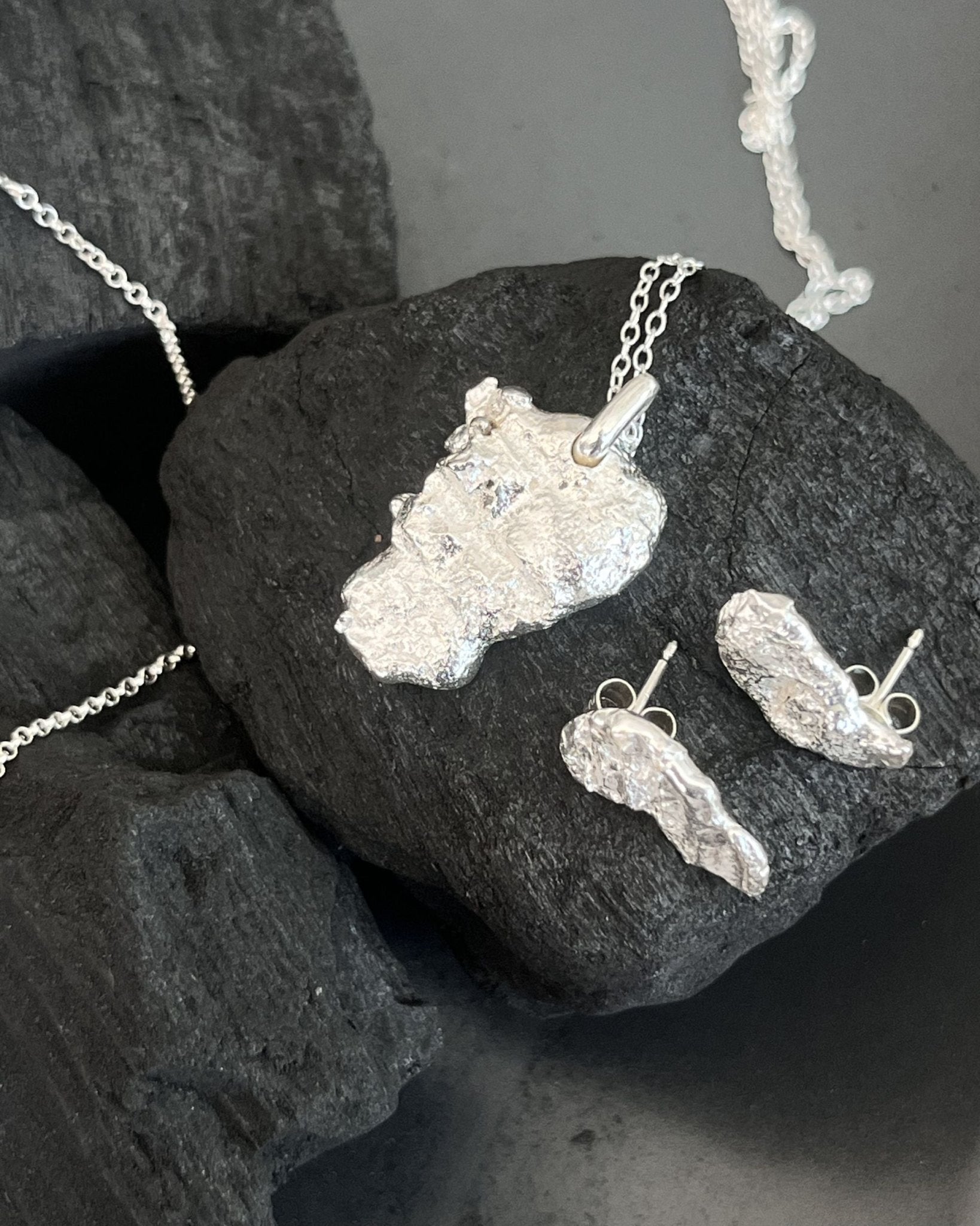 Parure Catrina en argent massif 925, incluant pendentif et boucles d'oreilles, inspirée par le Día de los Muertos | Honu Handmade Jewellery