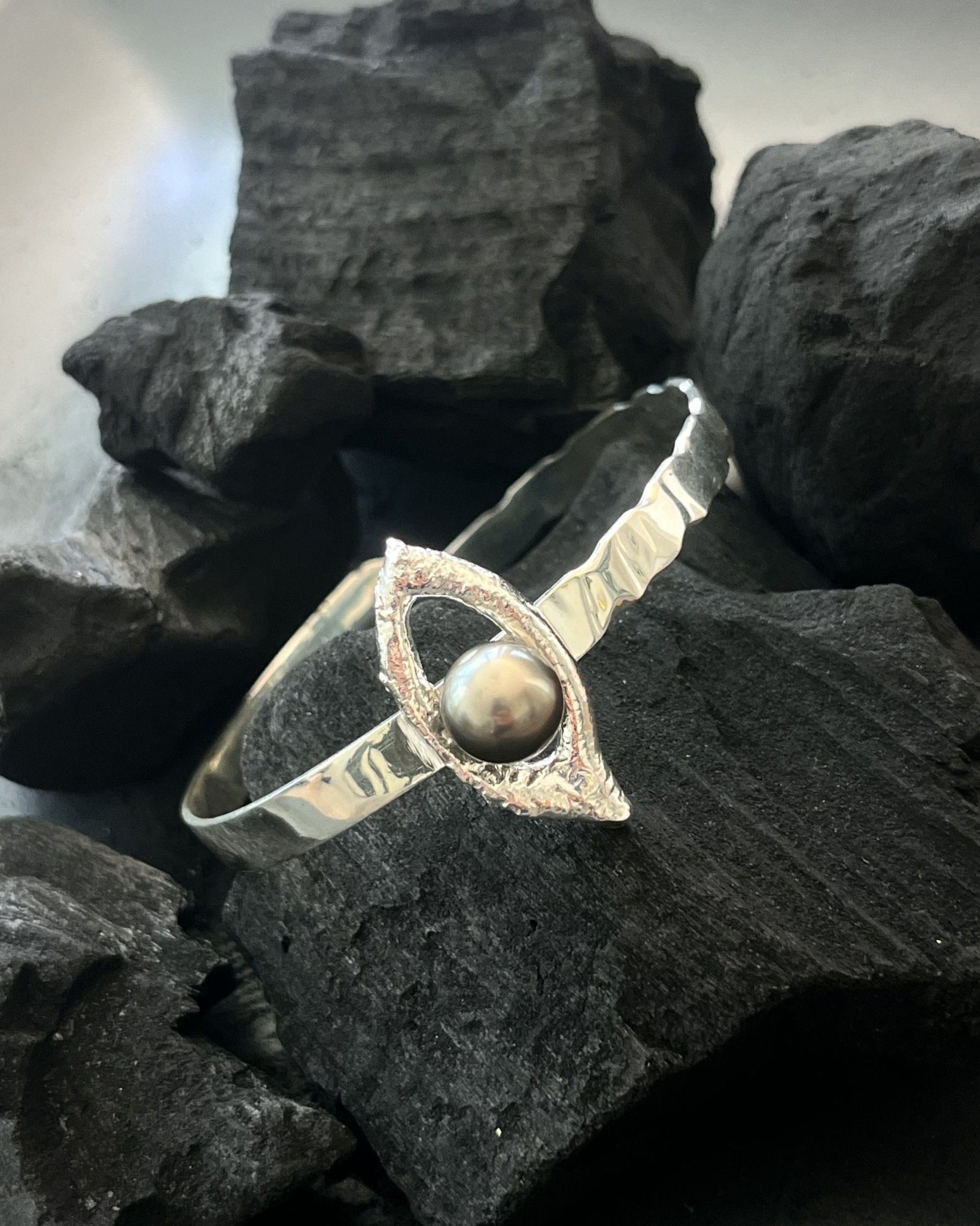 Bracelet Iris argent 925 perle Tahiti œil protecteur inspiration égyptienne vue principale | Honu Handmade Jewellery