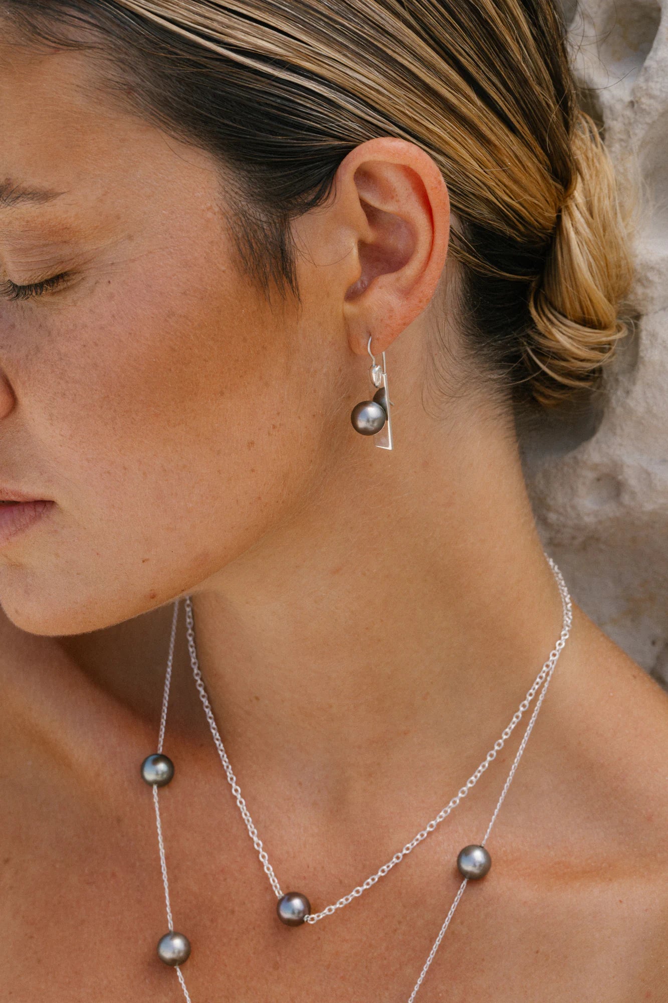 Collier Ancrage 3.14 et autres pièces Honu en gros plan, de la collection Instinct, shooting Spring Summer 2026 | Honu