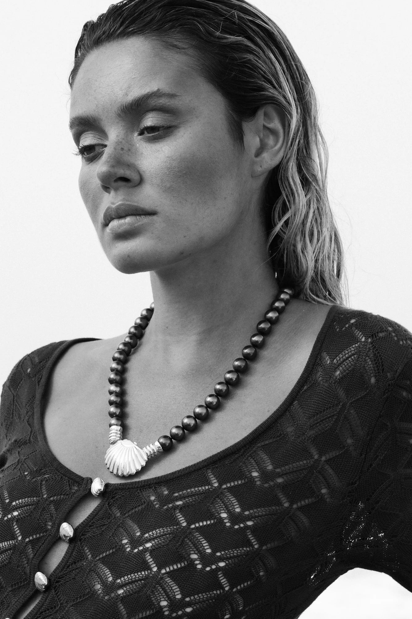Collier Eugénie porté en noir et blanc, de la collection Prestige, shooting Spring Summer 2026 | Honu