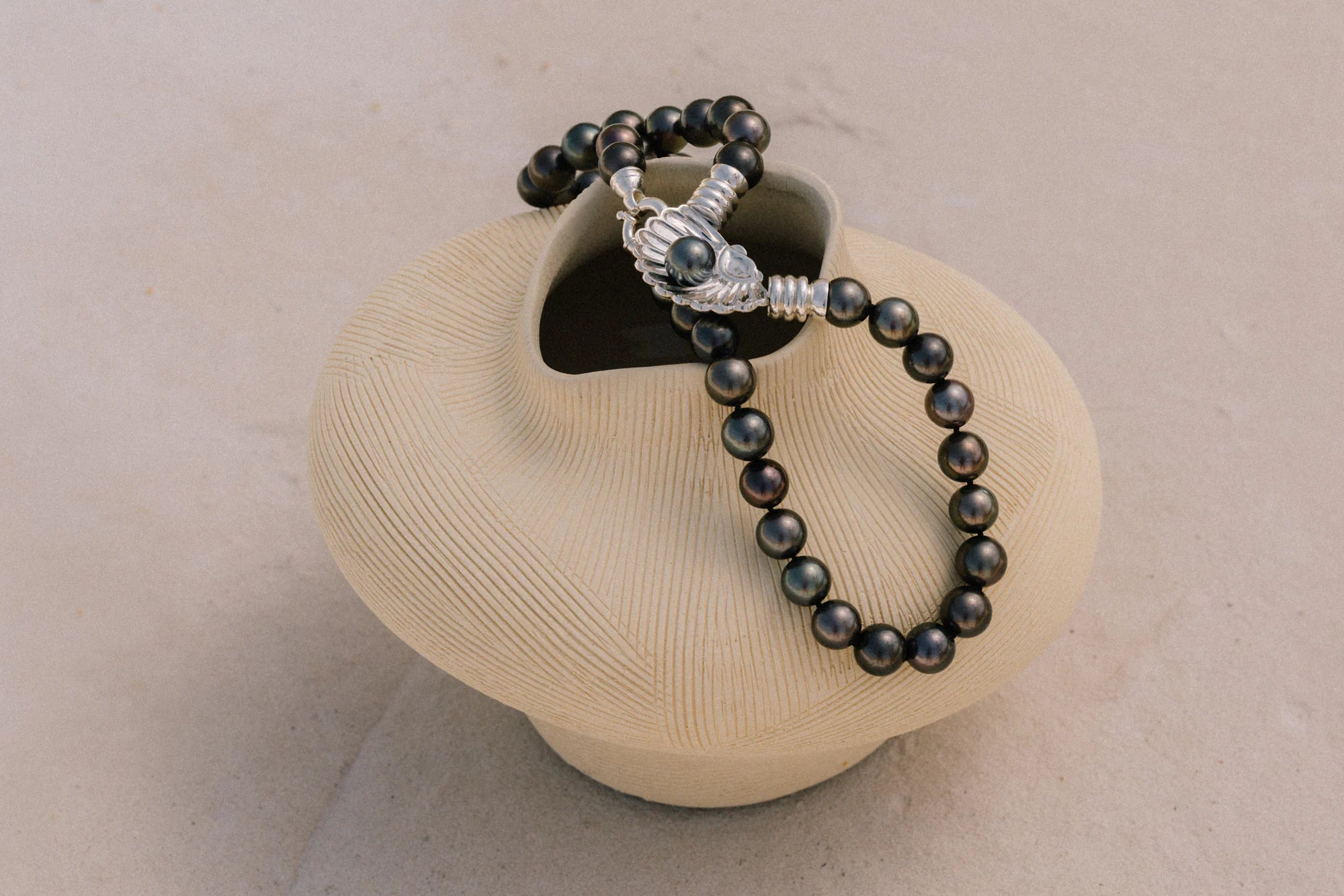 Collier Eugénie, de la collection Prestige, shooting Spring Summer 2026 | Honu