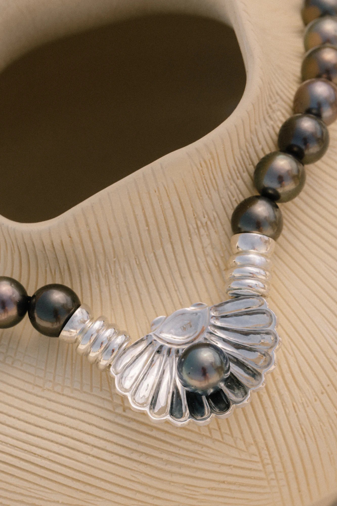 Collier Eugénie en gros plan, de la collection Prestige, shooting Spring Summer 2026 | Honu