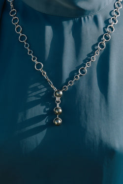 Collier TeAra en gros plan, de la collection Lagon, shooting Spring Summer 2026 | Honu