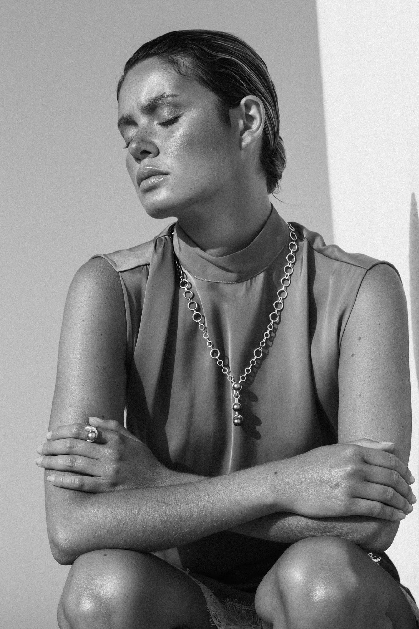 Collier TeAra porté en noir et blanc, de la collection Lagon, shooting Spring Summer 2026 | Honu