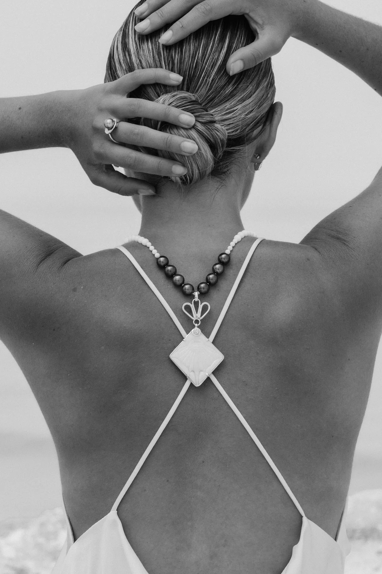 Collier Vahinoa et autres pièces Honu porté en noir et blanc, de la collection Lagon, shooting Spring Summer 2026 | Honu